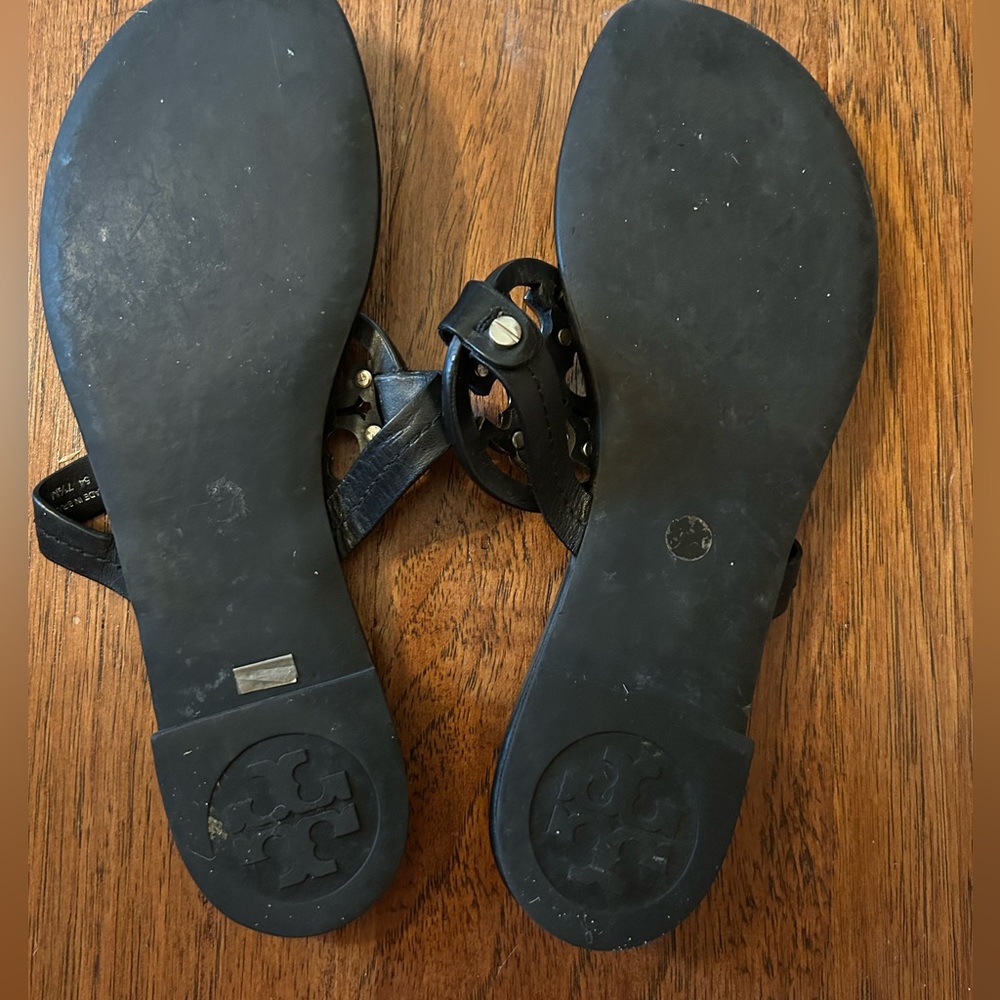 Tory Burch Black Leather Logo Thong Sandals with Gold Emblem - Picture 4 of 6